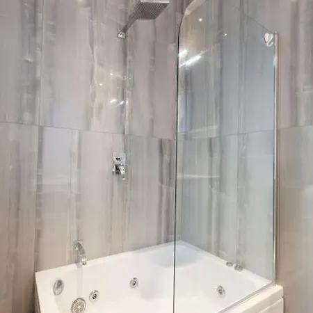 Penthouse And Bbq Kitchen Island & Massive Living By 360 Estates *