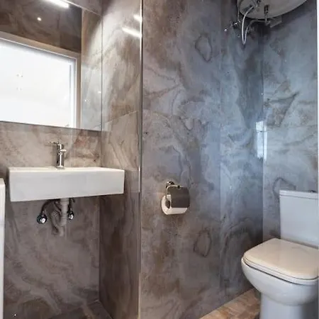 Penthouse And Bbq Kitchen Island & Massive Living By 360 Estates