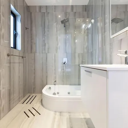 Penthouse And Bbq Kitchen Island & Massive Living By 360 Estates شقة