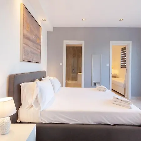 Penthouse And Bbq Kitchen Island & Massive Living By 360 Estates