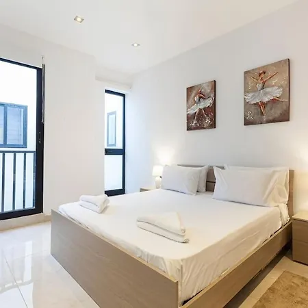 Penthouse And Bbq Kitchen Island & Massive Living By 360 Estates *