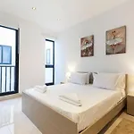 Penthouse And Bbq Kitchen Island & Massive Living By 360 Estates *
