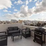 Penthouse And Bbq Kitchen Island & Massive Living By 360 Estates