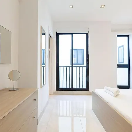 Penthouse And Bbq Kitchen Island & Massive Living By 360 Estates Apartment *