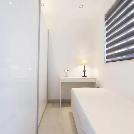 Apartment Penthouse And Bbq Kitchen Island & Massive Living By 360 Estates