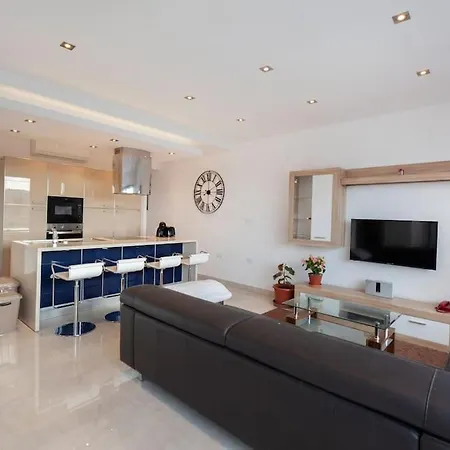 Apartment Penthouse And Bbq Kitchen Island & Massive Living By 360 Estates