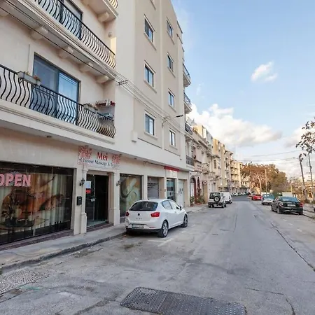 Apartment Penthouse And Bbq Kitchen Island & Massive Living By 360 Estates *