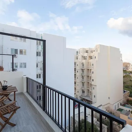 Apartment Penthouse And Bbq Kitchen Island & Massive Living By 360 Estates