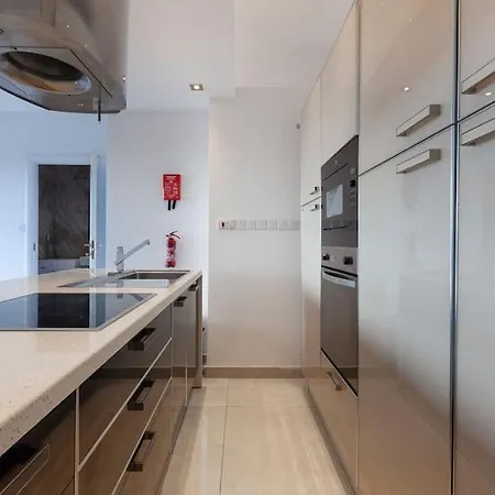 Penthouse And Bbq Kitchen Island & Massive Living By 360 Estates Apartment *
