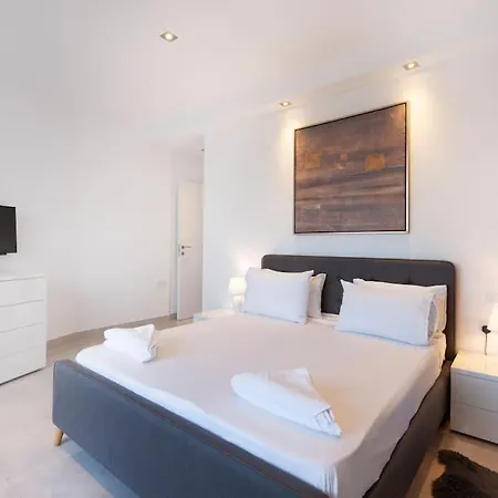 Apartment Penthouse And Bbq Kitchen Island & Massive Living By 360 Estates *