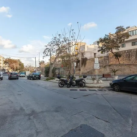 Penthouse And Bbq Kitchen Island & Massive Living By 360 Estates *