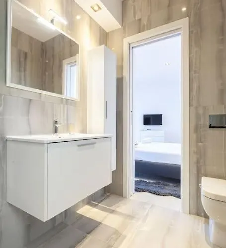 Penthouse And Bbq Kitchen Island & Massive Living By 360 Estates Apartment