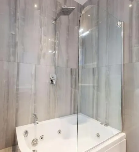 Penthouse And Bbq Kitchen Island & Massive Living By 360 Estates *