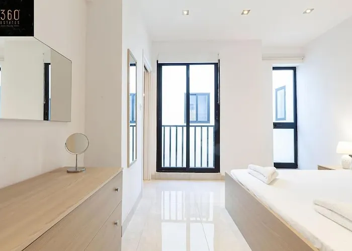 Penthouse And Bbq Kitchen Island & Massive Living By 360 Estates Apartment *