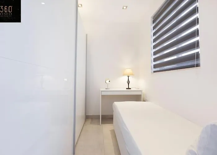 Apartment Penthouse And Bbq Kitchen Island & Massive Living By 360 Estates