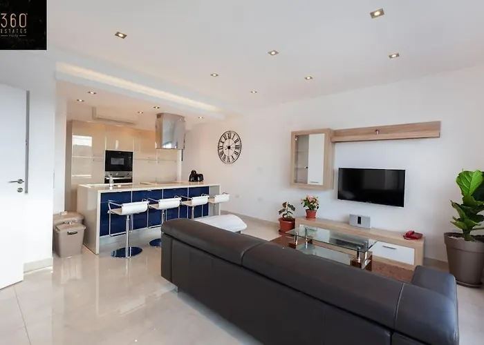 Apartment Penthouse And Bbq Kitchen Island & Massive Living By 360 Estates