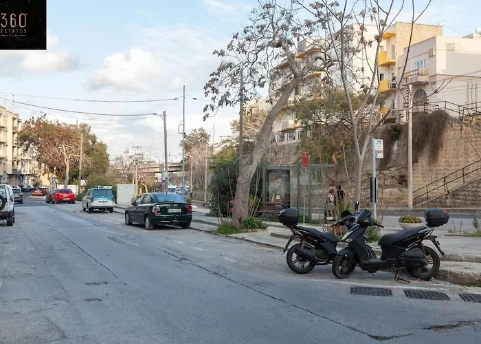 Penthouse And Bbq Kitchen Island & Massive Living By 360 Estates *