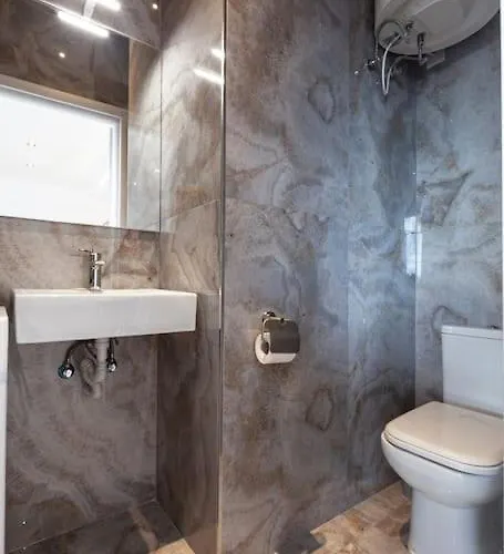 Penthouse And Bbq Kitchen Island & Massive Living By 360 Estates