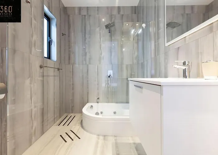 Penthouse And Bbq Kitchen Island & Massive Living By 360 Estates Apartment