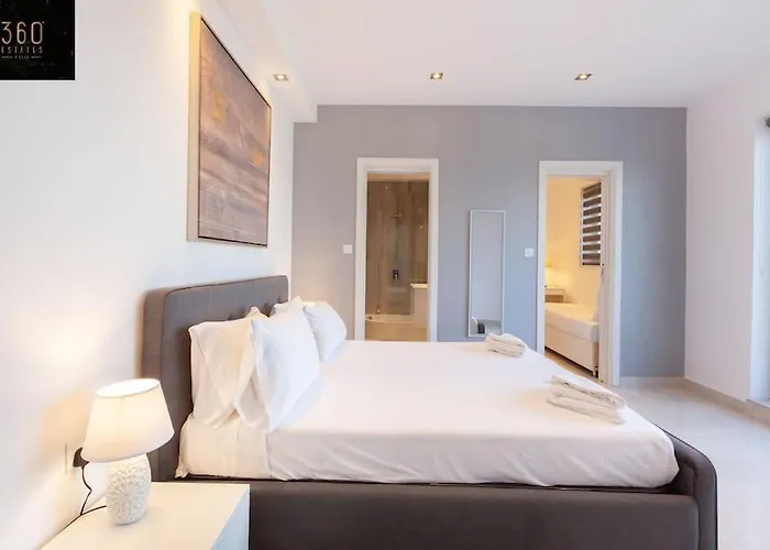 Penthouse And Bbq Kitchen Island & Massive Living By 360 Estates