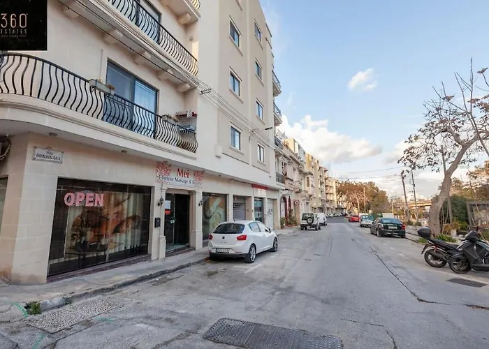 Apartment Penthouse And Bbq Kitchen Island & Massive Living By 360 Estates *