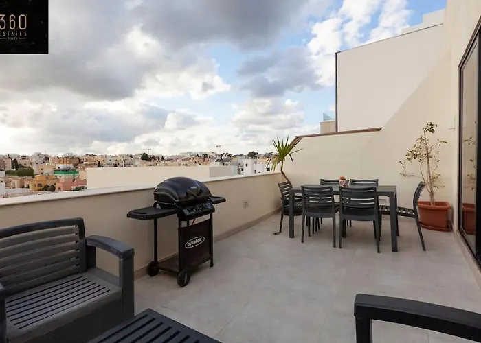 Penthouse And Bbq Kitchen Island & Massive Living By 360 Estates *