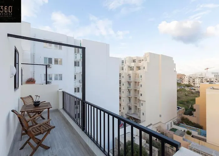 Apartment Penthouse And Bbq Kitchen Island & Massive Living By 360 Estates