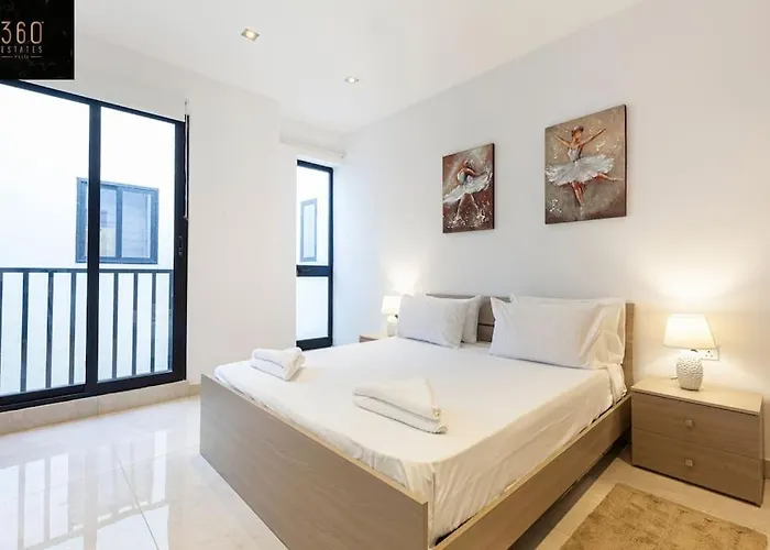 Penthouse And Bbq Kitchen Island & Massive Living By 360 Estates *