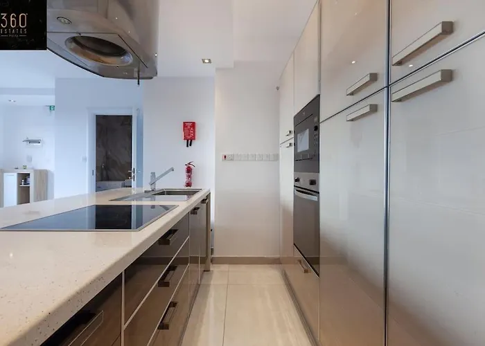 Penthouse And Bbq Kitchen Island & Massive Living By 360 Estates Apartment *