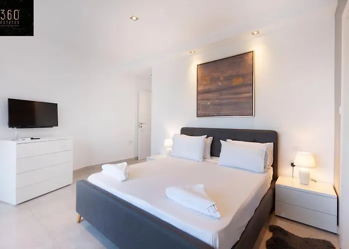 Apartment Penthouse And Bbq Kitchen Island & Massive Living By 360 Estates *