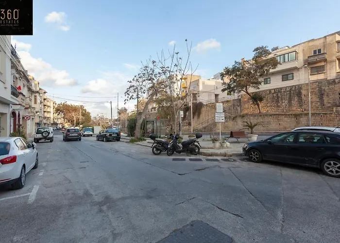 Penthouse And Bbq Kitchen Island & Massive Living By 360 Estates *