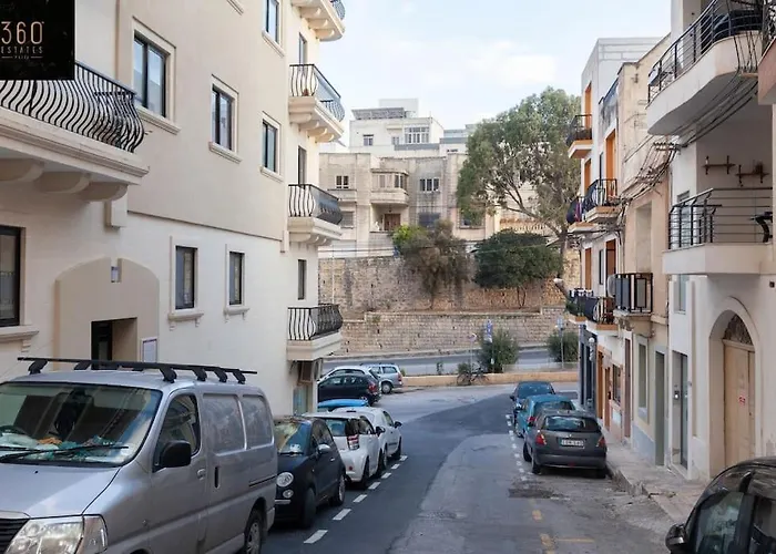 Apartment Penthouse And Bbq Kitchen Island & Massive Living By 360 Estates *