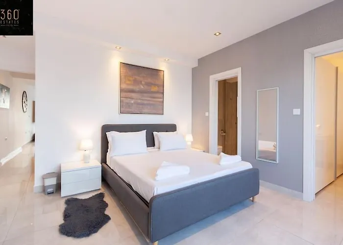 Penthouse And Bbq Kitchen Island & Massive Living By 360 Estates Apartment