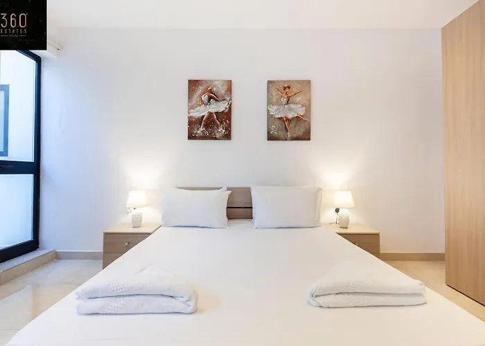 Penthouse And Bbq Kitchen Island & Massive Living By 360 Estates Apartment *